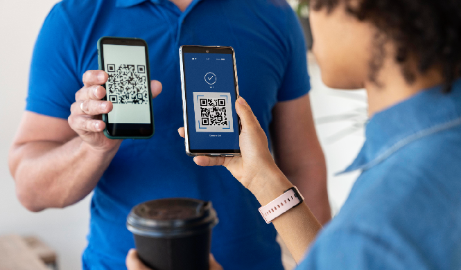 An attendee using a self-service kiosk with a QR code on their mobile phone for a fast and efficient onsite check-in
