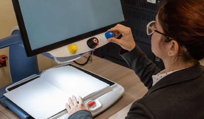 Dynamic badge printing system demonstrating personalized registration management