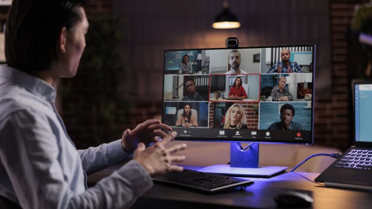 choosing-the-right-online-meeting-platforms-for-large-groups